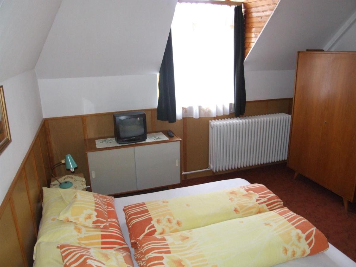 ホテル Revesz Vendeghaz ハルカーニャ 部屋 写真