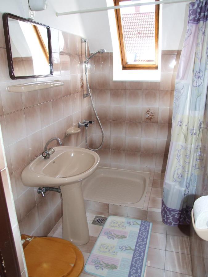 ホテル Revesz Vendeghaz ハルカーニャ 部屋 写真